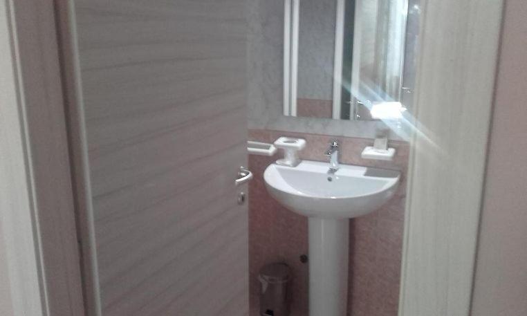 Albergo Elena 3 Via Emilia Ovest 347 帕爾馬 外观 照片